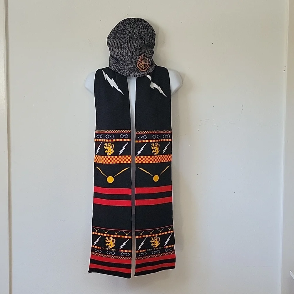GUC harry potter gryffindor scarf and hogwartz heather gray beanie